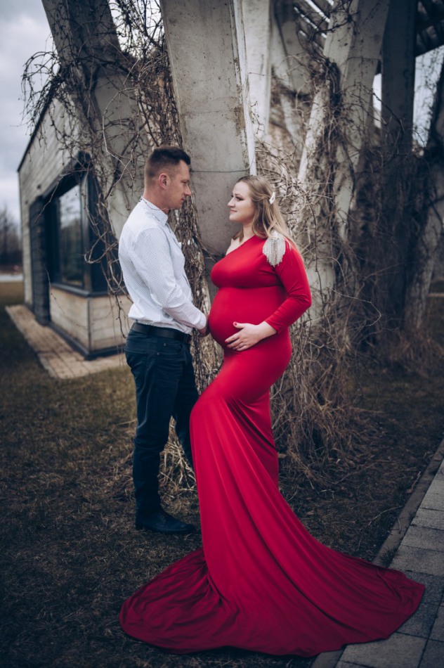 Sesja ciążowa w czerwonej sukni w Janowie Lubelskim